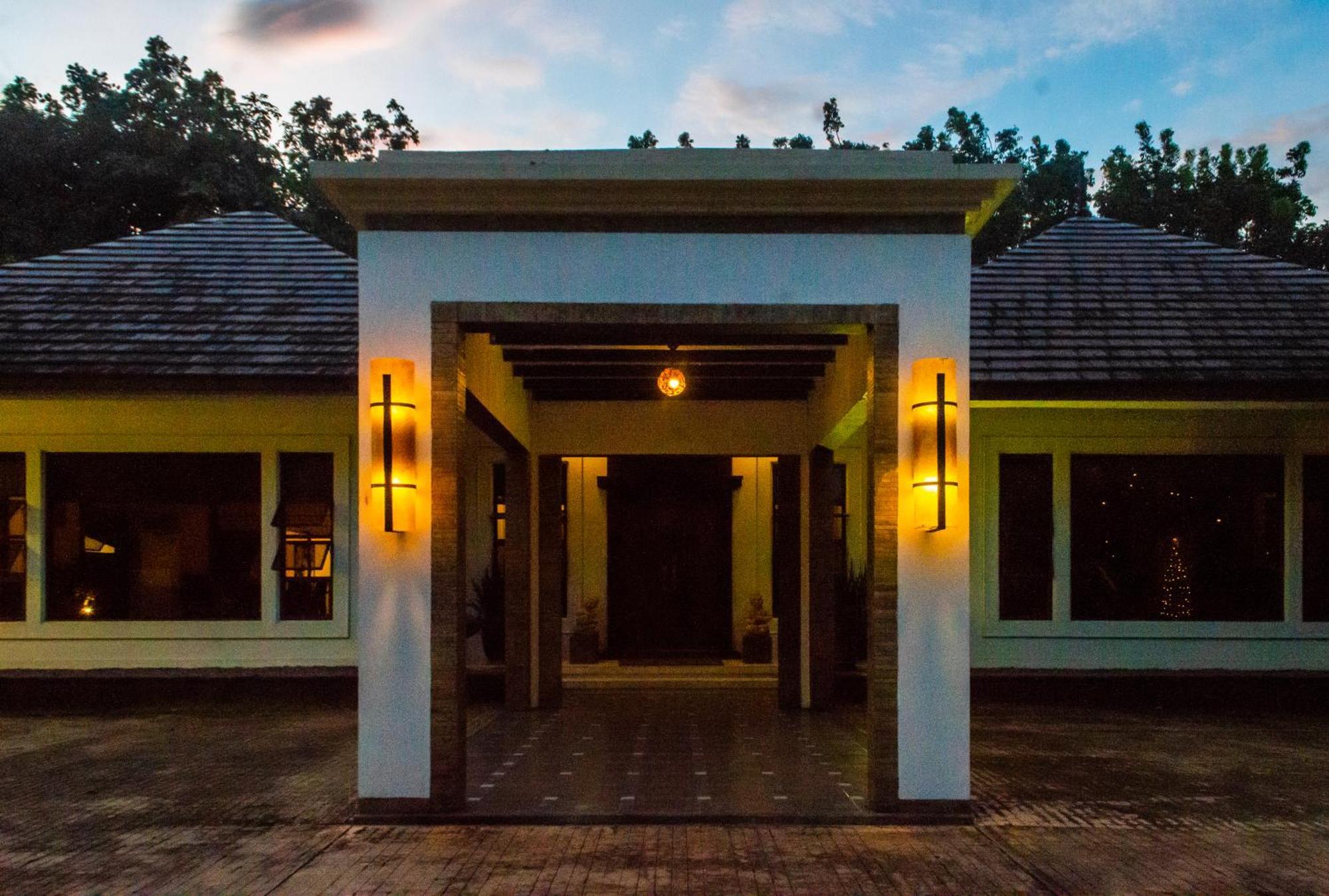 OYO 237 Sheridan Boutique Resort Oton Extérieur photo